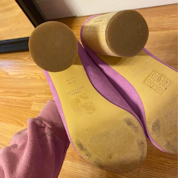 Lilac Purple Faux Suede Heels with Faux Wood Heel Size 8.5 - Picture 3 of 3